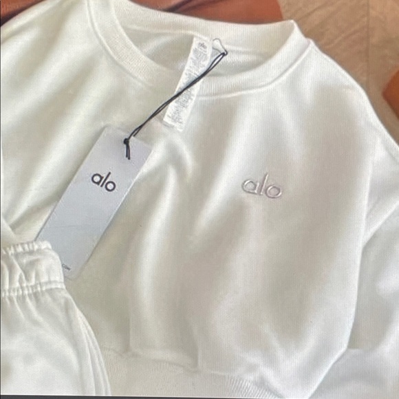 ALO Yoga Cream Crew Neck Sweater - Picture 3 of 5